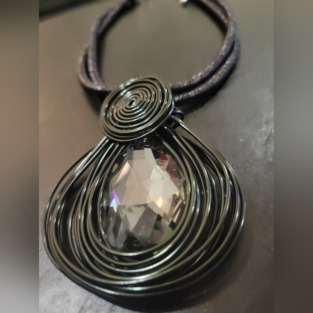 Necklace w/ large gem